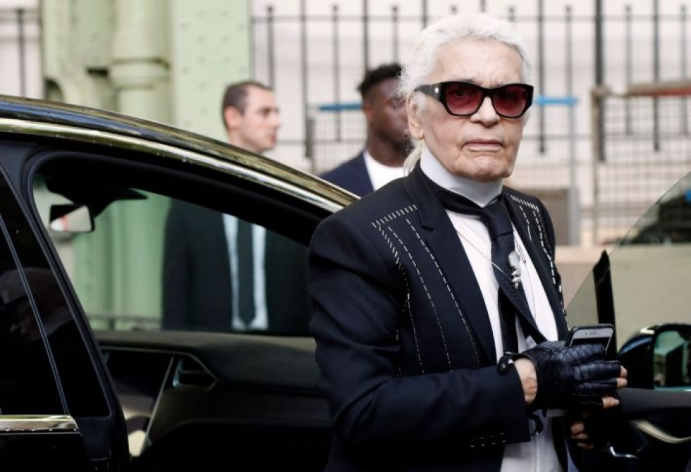 Chanelin legendaarinen Karl Lagerfeld on kuollut. Kuvassa taiteellinen johtaja lokakuussa 2017 saapumassa muotinäytökseen Pariisissa. Lehtikuva/AFP