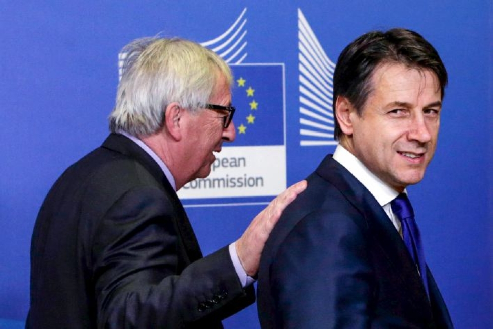 Alijäämän supistamistarjouksesta ilmoitti Italian pääministeri Giuseppe Conte (oik.) keskiviikkoiltana Brysselissä tavattuaan Euroopan komission puheenjohtajan Jean-Claude Junckerin (vas.). LEHTIKUVA/AFP