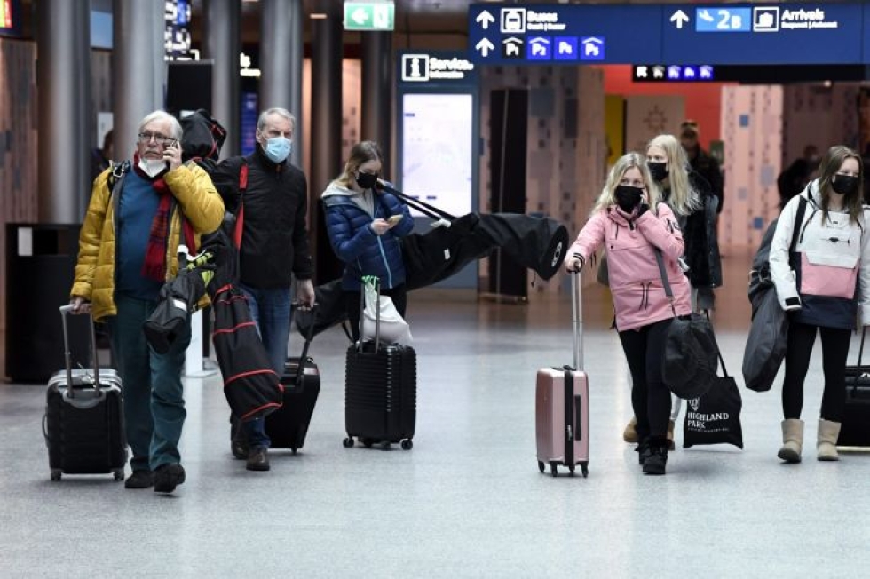 Helsinki-Vantaan lentoaseman matkustajamäärä pysyi viime viikolla suunnilleen edellisviikon tasolla. LEHTIKUVA / JUSSI NUKARI