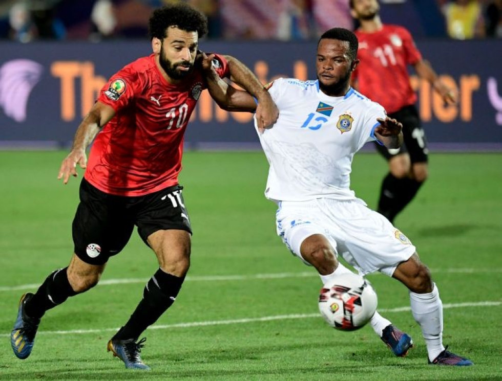 Mohamed Salah (vas.) taistelee pallosta Kongon Elia Meschakin kanssa. Lehtikuva / AFP