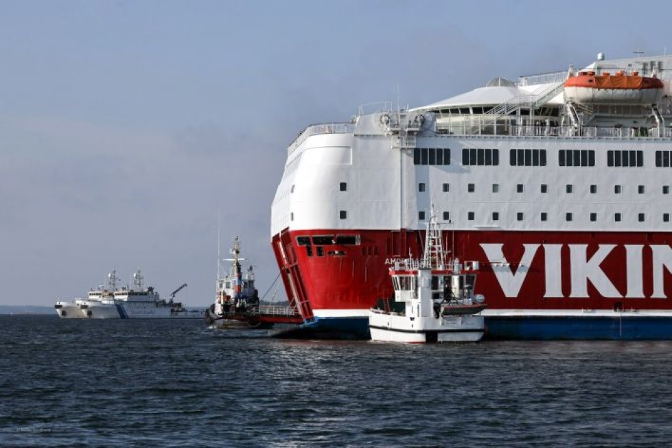 Viking Amorella -matkustajalautan siirto satamaan alkaa aikaisintaan kello 16:n jälkeen keskiviikkona, yhtiöstä kerrotaan. LEHTIKUVA / NICLAS NORDLUND