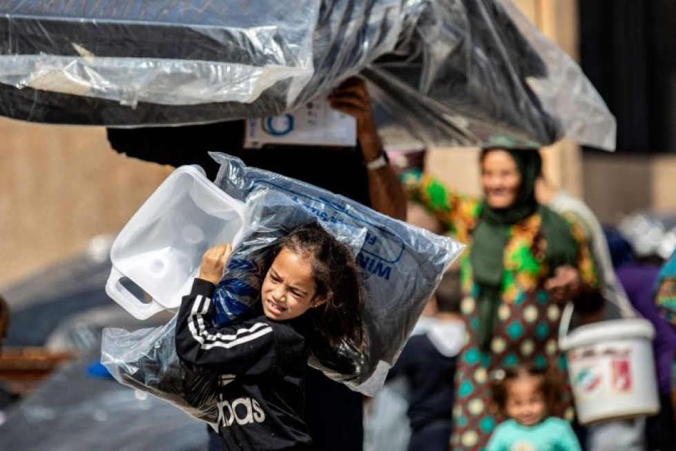 Ras al-Ainista pakenevat syyrialaiset saivat humanitäärista apua Tal Tamrin kaupungissa 12. lokakuuta. LEHTIKUVA/AFP