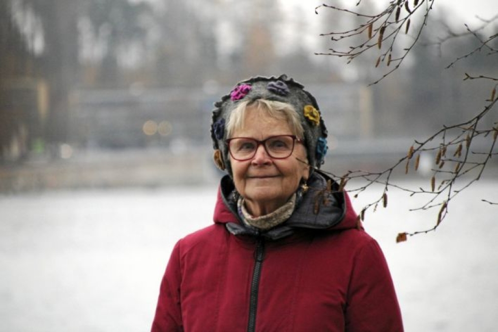 Kirjailija Raili Mikkanen muutti tänä vuonna Heinolaan. Häntä ovat ilahduttaneet lämpimät kohtaamiset kaupungissa.