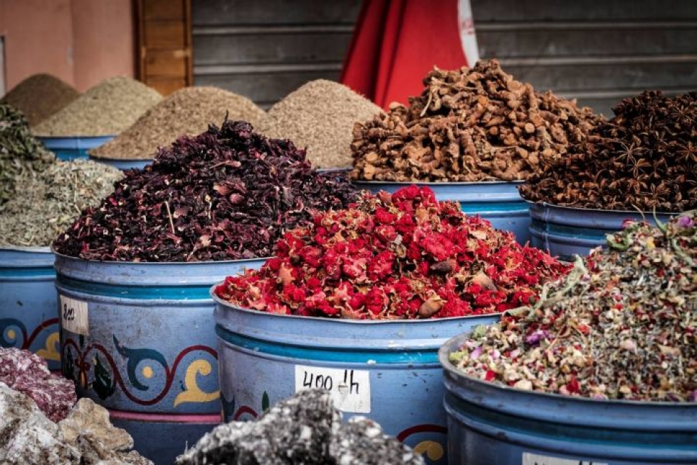 Marokko vilisee tuoksuja ja upeita värejä. Mausteet ja teet ovat paljon halvempia kuin kotimaasta ostettuina.