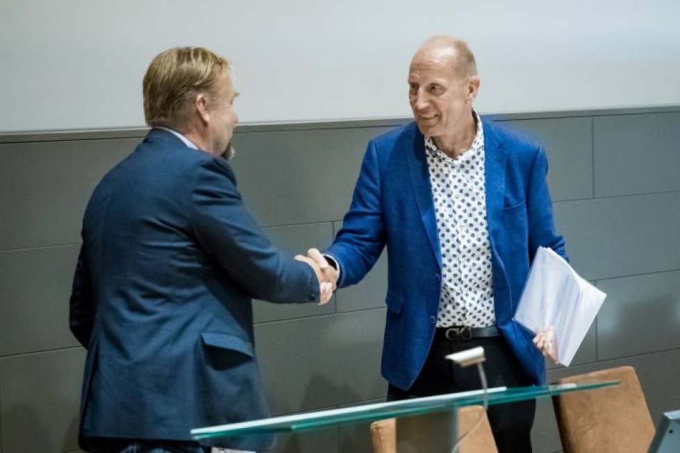 Bisnes Joensuu Oy:n perustamisvaiheen hallituksen puheenjohtaja Seppo Eskelinen toivotti Harri Palviaisen (oik.) tervetulleeksi takaisin synnyinkaupunkiinsa.