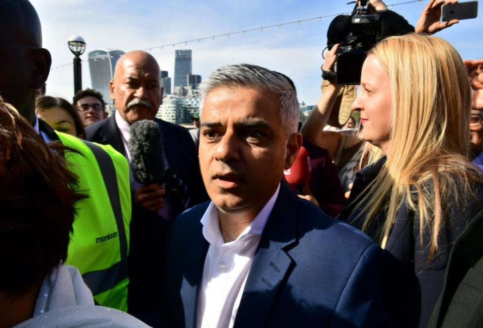 Lontoon uusi pormestari, työväenpuolueen Sadiq Khan saapumassa äänestämään eilen. LEHTIKUVA/AFP
