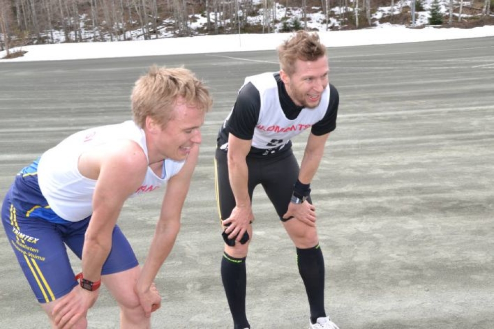Aleksi Karppinen (vasemmalla) suunnistaa ja Tomi Ronkainen harrastaa ultrajuoksuja. Vappujuoksu kävi heille hyvästä harjoituksesta.