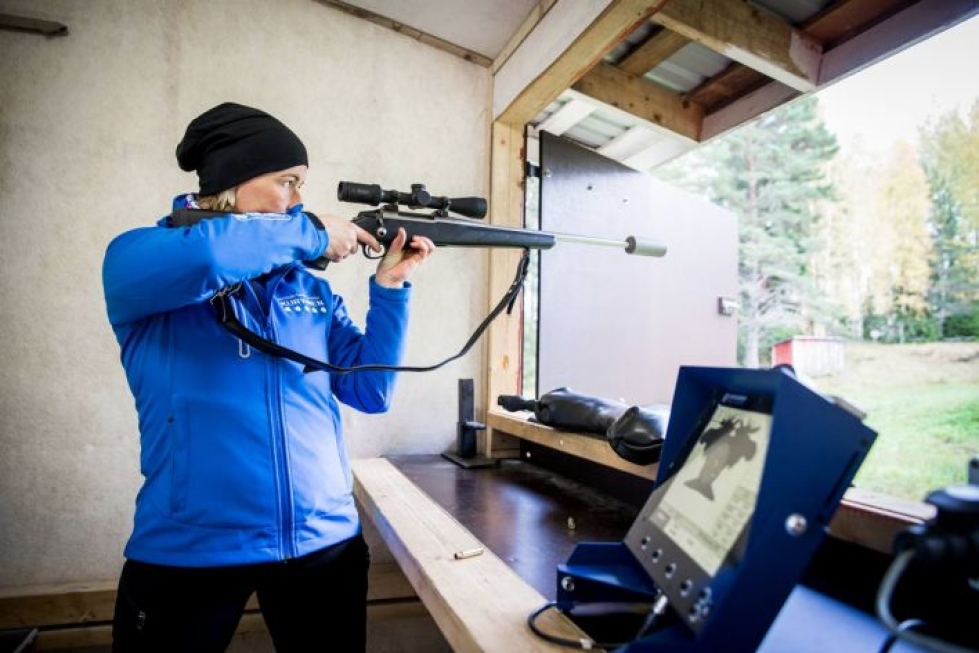 Suomen Biathlonin metsästysammunnan asiantuntija Kirsi Ainola testasi 75 metrin hirviratalaitteita Roukalahden ampumaradalla. Osumat näkyivät heti monitorissa desimaalin tarkkuudella.