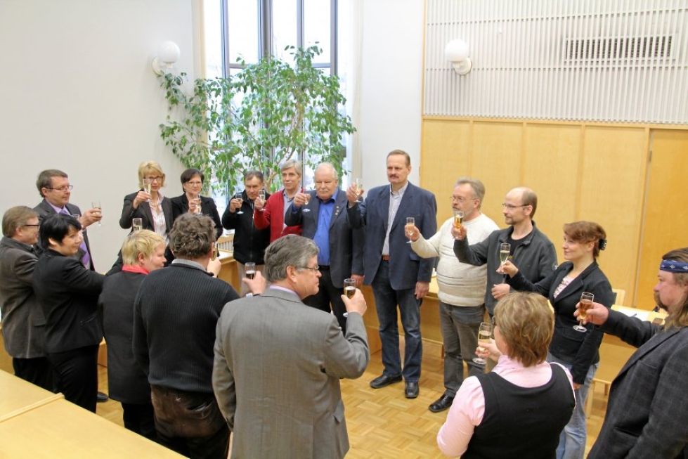 Kiteen ja Kesälahden edustajat kohottivat aamulla maljan onnistuneen yhteistyön merkiksi.
