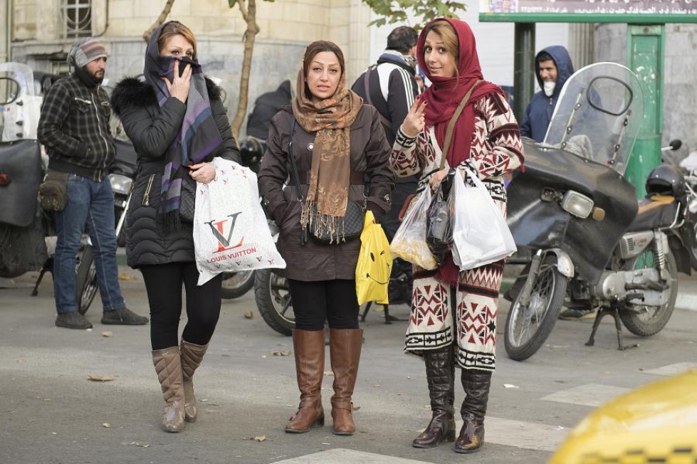 Iranissa naisten on pakko käyttä ähuivia liikkuessaan ulkona. Käytännössä riittää, että huivi on ylipäätään jotenkin päässä.