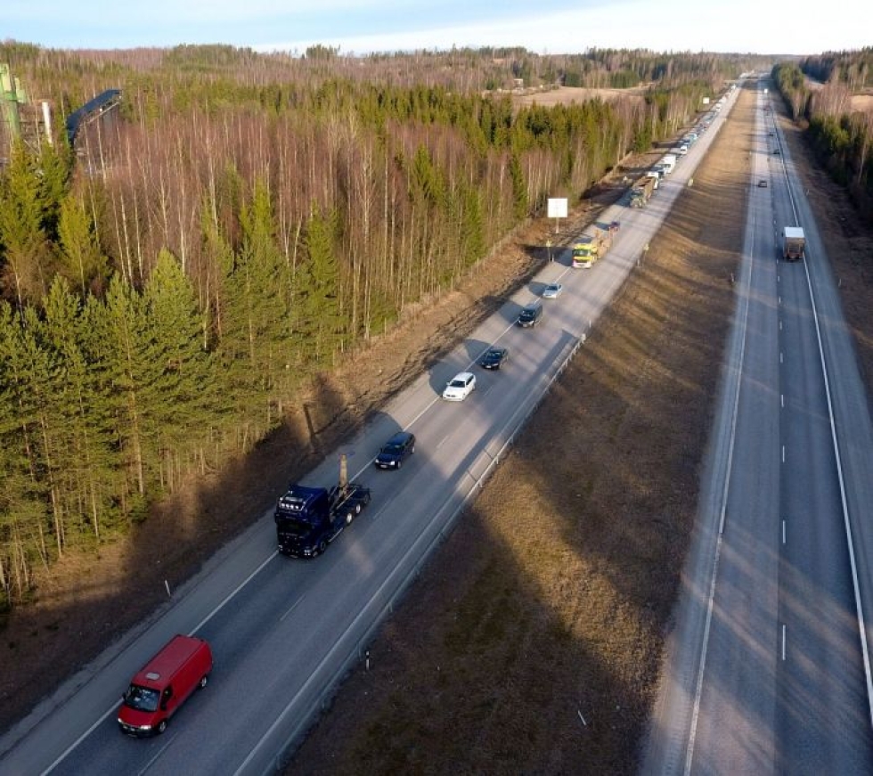 Liikenne jonoutui Hyvinkäällä maanantaiaamuna, kun poliisi tarkasti kulkulupia. LEHTIKUVA / Heikki Saukkomaa