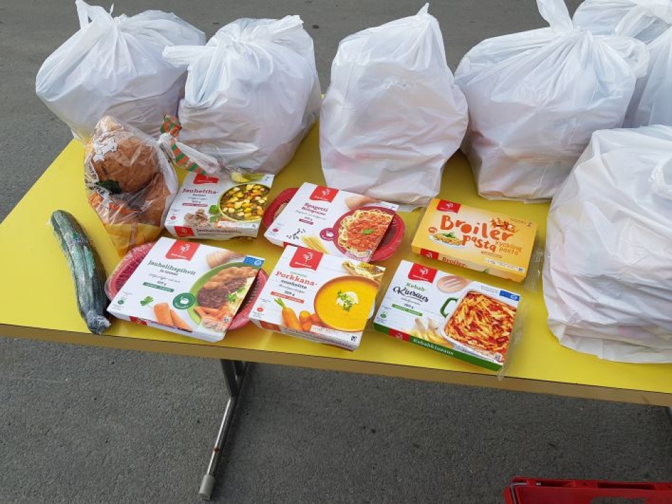 Kuvan ruokapaketti jaettiin Joensuun koululaisille huhtikuussa.