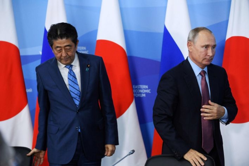 Abe ja Putin yrittävät saada aikaan edistystä kiistassa, joka on estänyt tähän asti rauhansopimuksen Venäjän ja Japanin välillä. LEHTIKUVA/AFP