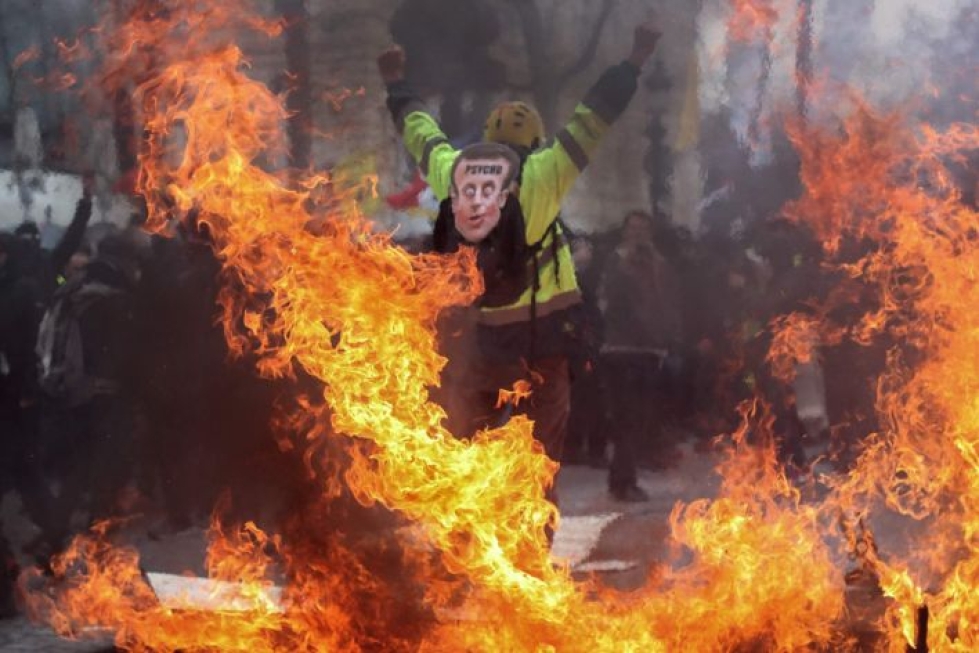 Keltaliivit ovat kokoontuneet lauantaisin viime vuoden marraskuusta alkaen. Lauantaina mielenosoitukset Pariisissa yltyivät väkivaltaisiksi.  LEHTIKUVA / AFP