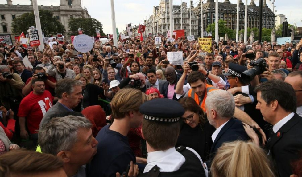 Britannian työväenpuolueen johtaja Jeremy corbyn puhui kannattajilleen mielenosoituksessa Lontoossa eilen. Mielenilmaukset jatkuvat tänään. LEHTIKUVA/AFP