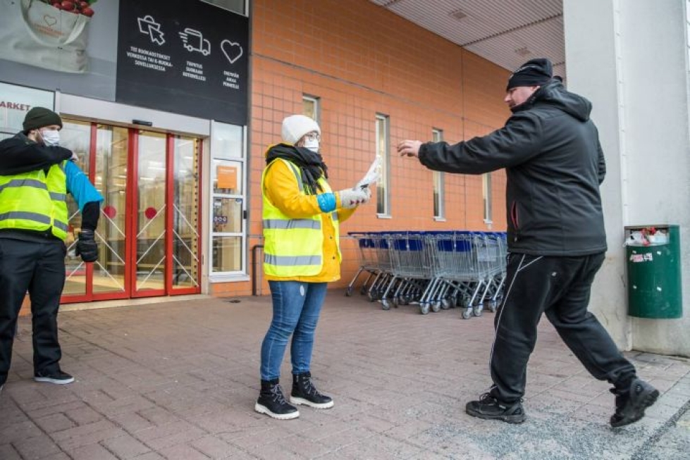 Mitro Purkunen ja  Aada Kettunen antoivat Pilkon Citymarketin ovella maskin Jarkko Kuirille.