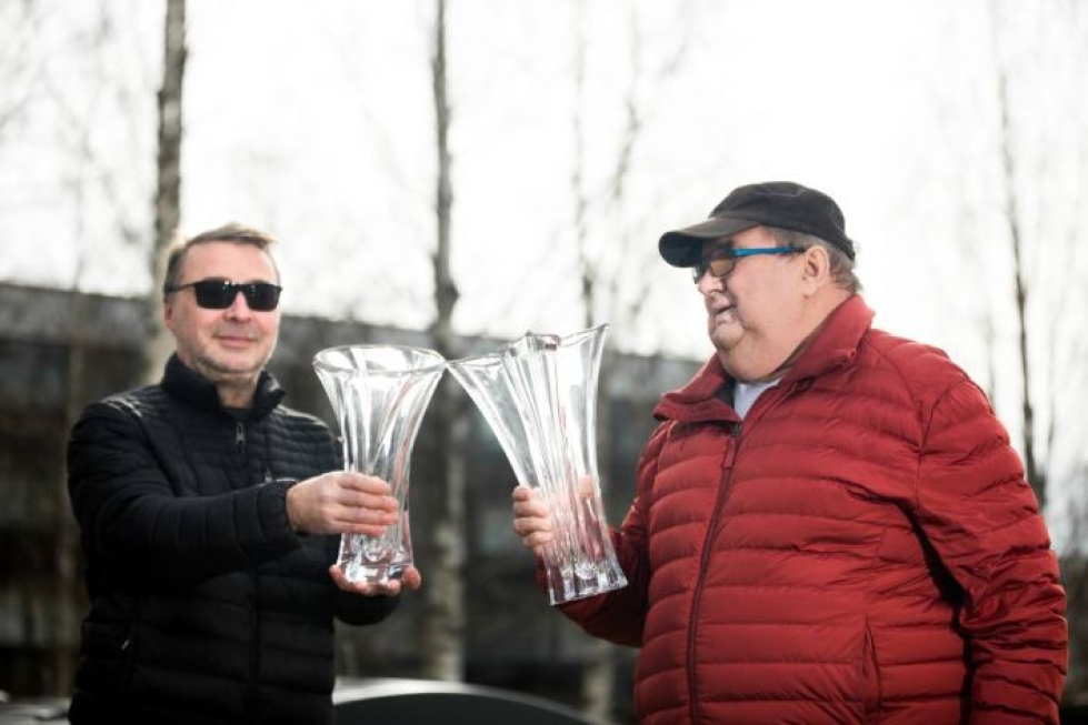 Aulis "Allu" Saloranta (oikealla) luovutti pokaalejaan kiertopalkinnoiksi Jokipojille. Vasemmalla Juniori Jokipoikien toiminnanjohtaja Jarmo Mustonen.