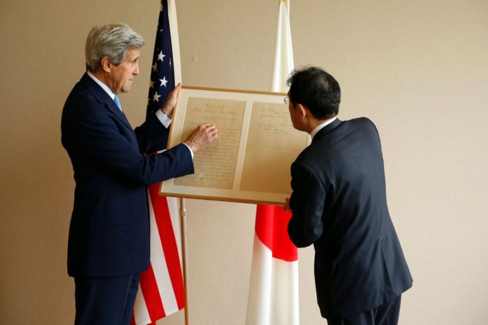 Yhdysvaltain ulkoministeri John Kerry on tehnyt historiallisen vierailun Hiroshimaan. Japanissa hän myös tapasi paikallisen kollegansa Fumio Kishidan. LEHTIKUVA/AFP
