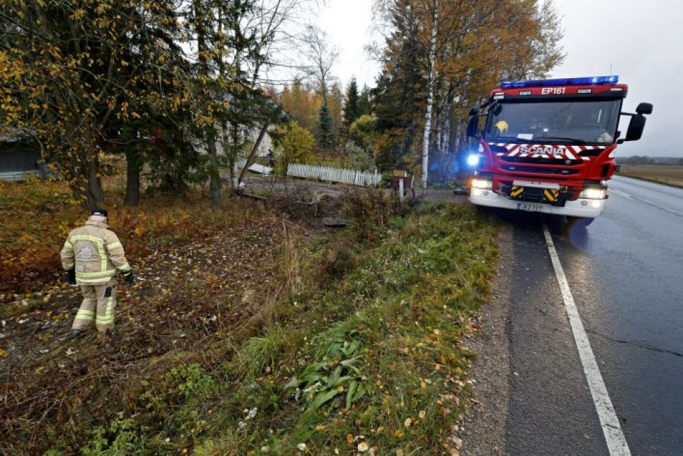 Pelastuslaitoksen henkilökunta raivasi onnettomuuspaikkaa aikaisin keskiviikkona. LEHTIKUVA / KARI LÖFHJELM