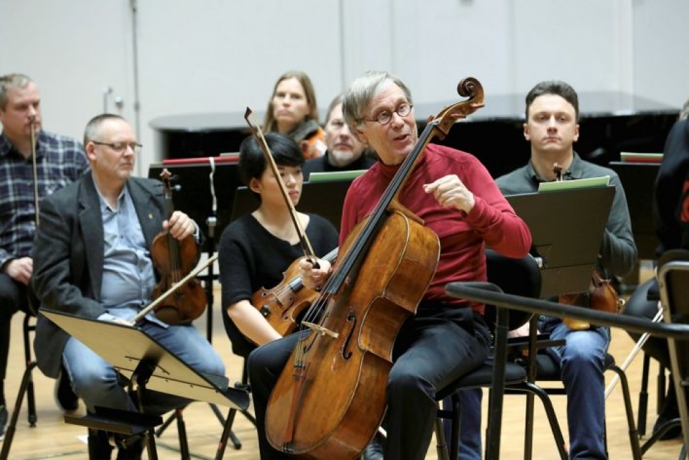 Seppo Kimanen saapui Joensuuhun tiistai-iltana, ja keskiviikkona hän hioi konserttikokonaisuutta yhdessä kaupunginorkesterin kanssa.