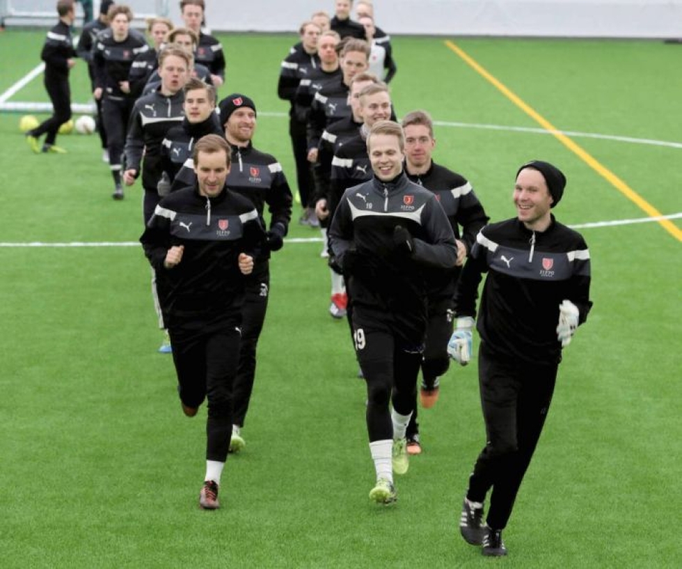 Jipon joukkue valmistautui sarja-avaukseen perjantai-iltana Rantakylän jalkapallohallissa.
