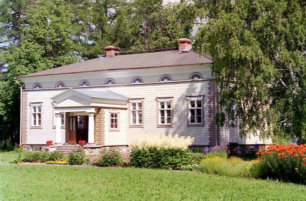 Lieksan nimismiehen Isak Steniuksen Sarkkilan hovi Lieksassa on ainoa Lönnrotin aikaisista jäljellä olevista rakennuksista Lieksassa.