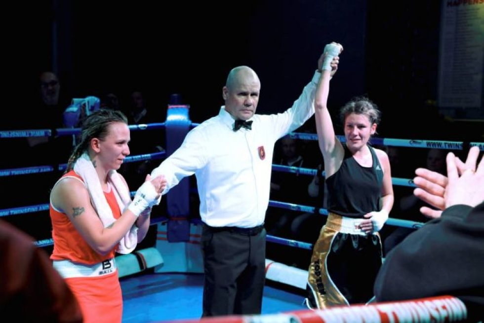 Lotta Loikkanen (oik.) arkistokuvassa lokakuusta 2018, jolloin hän päihitti Kerubin nyrkkeilyillassa slovakialaisen Claudia Ferenczin.