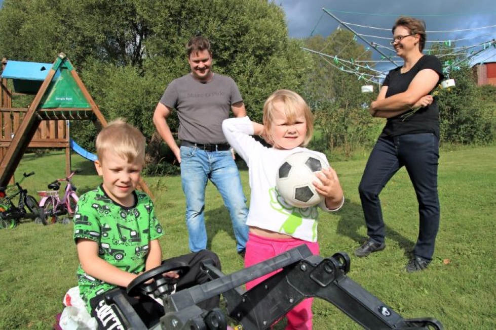 Ilmo ja Anne Jormanainen sekä lapset Ville ja Eevi asuvat Värtsilässä Tervavaarassa. He viihtyvät maaseudun rauhassa.