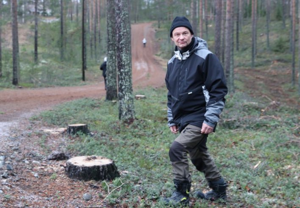 Ympäristöpäällikkö Antti Suontama Ukonharjun metsien käsittelyä arvioimassa viime vuoden lopulla.