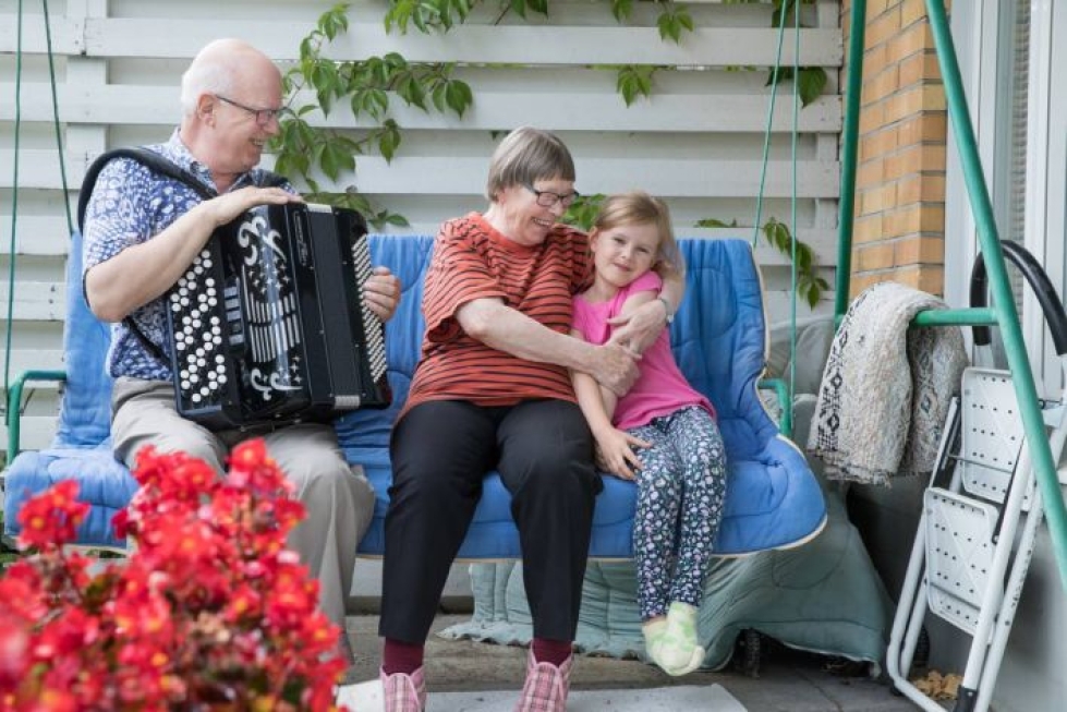Suojelusenkeli on toivotuin laulu, kun Paavo ja Elsa Karjunen käyvät vanhainkotivierailuilla Seniorilaulajien kanssa. Myös heidän tyttärentyttärensä Elise, 6, osaa sen sanat.