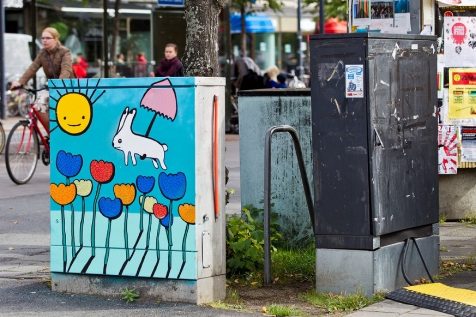 Niina Mantsinen on maalannut torin laidan sähkökaapin oveen maalauksen nimeltään Lentävä kani.
