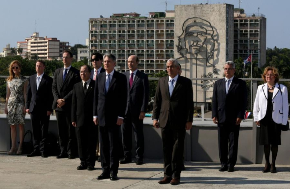 Britannian ulkoministeri Philip Hammond (edessä vasemmalla) osallistui seppeleen laskemiseen muistomerkille Havannan vallankumousaukiolla. LEHTIKUVA/AFP