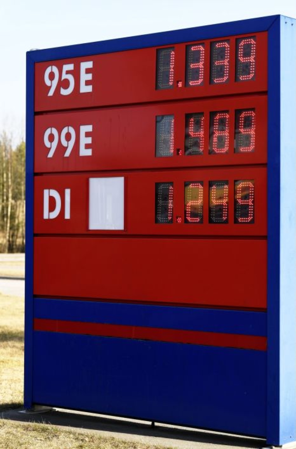 Yhä suurempi osa halventuneen bensan hinnasta on veroa. Lehtikuva / Vesa Moilanen