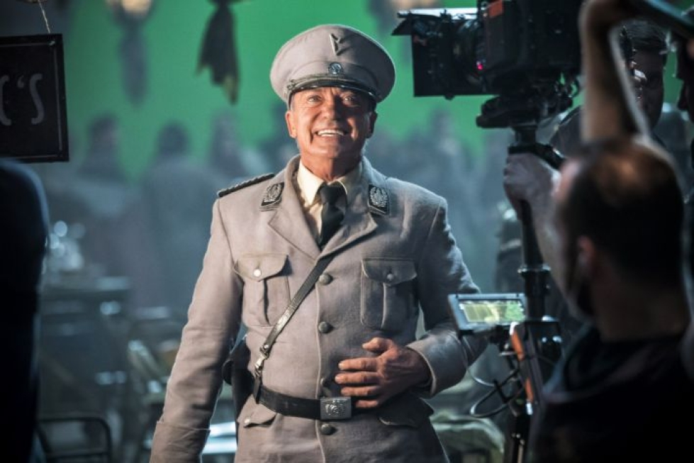 Näyttelijä Udo Kier esittää elokuvassa Adolf Hitleriä, joka on yksi tarinan liskohumanoideista. LEHTIKUVA / handout / Tomi Tuuliranta