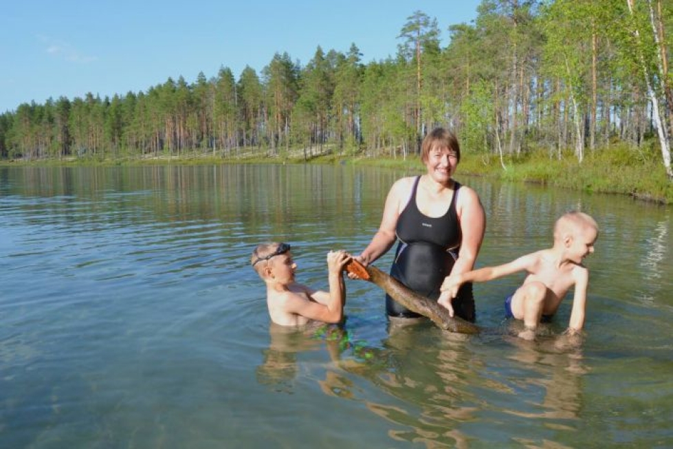 Mari Putkuri ja pojat Pekka ja Matti yllätttyivät miten pitkäaikainen helle oli lämmittänyt kylmäksi tiedetyn Kaunisjärven.