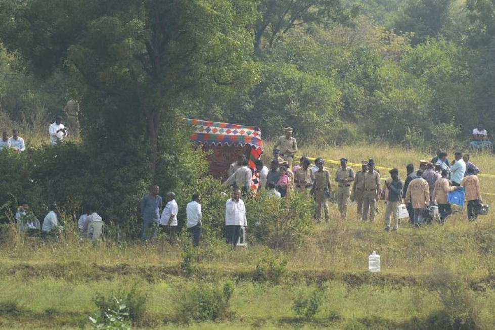 Poliiseja tapahtumapaikalla Intian Shadnagarissa, jossa poliisi ampui joukkoraiskauksesta ja murhasta epäillyt neljä miestä. LEHTIKUVA/AFP