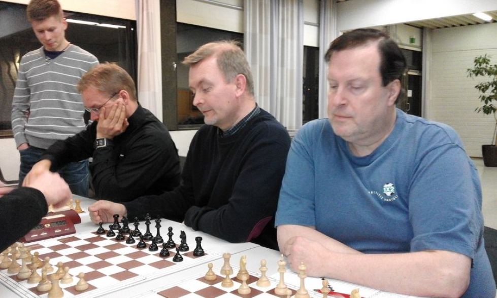 Jukka Behm (vas.), Marko Jönhede ja Heikki Arppi valmiit aloittamaan turnauksen. Markus Laakkosella (seisomassa) oli avauskierroksella vapaavuoro.