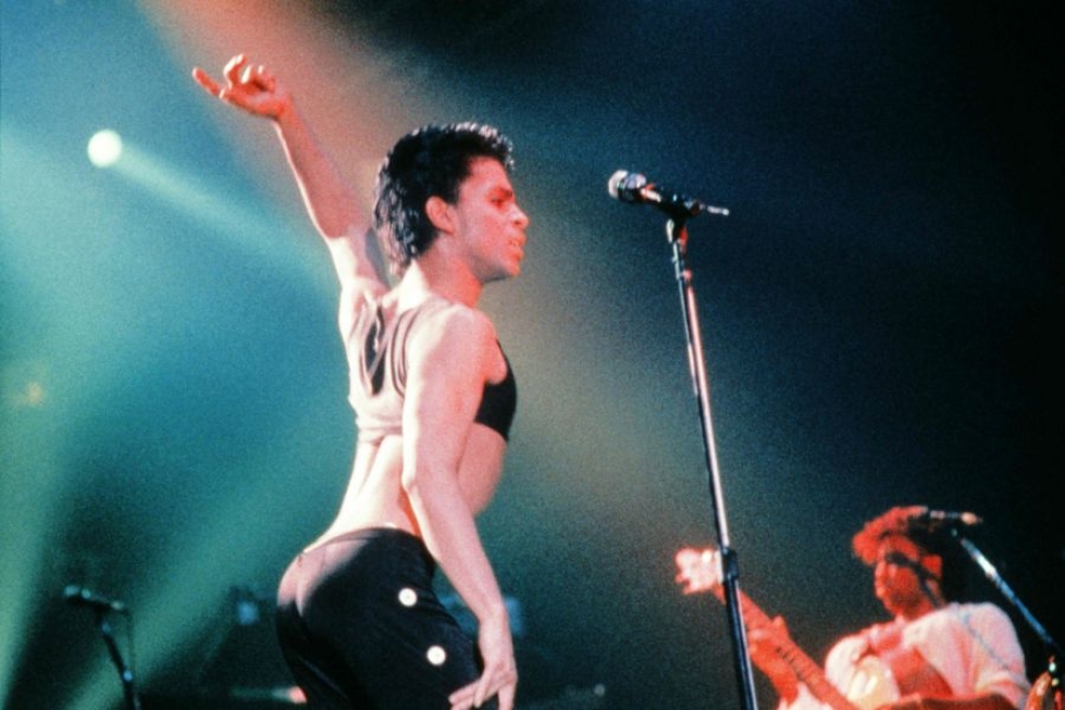 Prince tunnettiin monipuolisuudestaan. Kuvassa artisti lavalla Pariisissa vuonna 1986. LEHTIKUVA/AFP