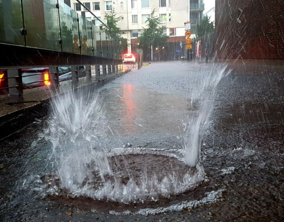 Ilmatieteen laitoksen päivystävän meteorologin mukaan neljän tunnin aikana Helsingissä satoi noin 50 millimetriä. LEHTIKUVA / PASI REIN