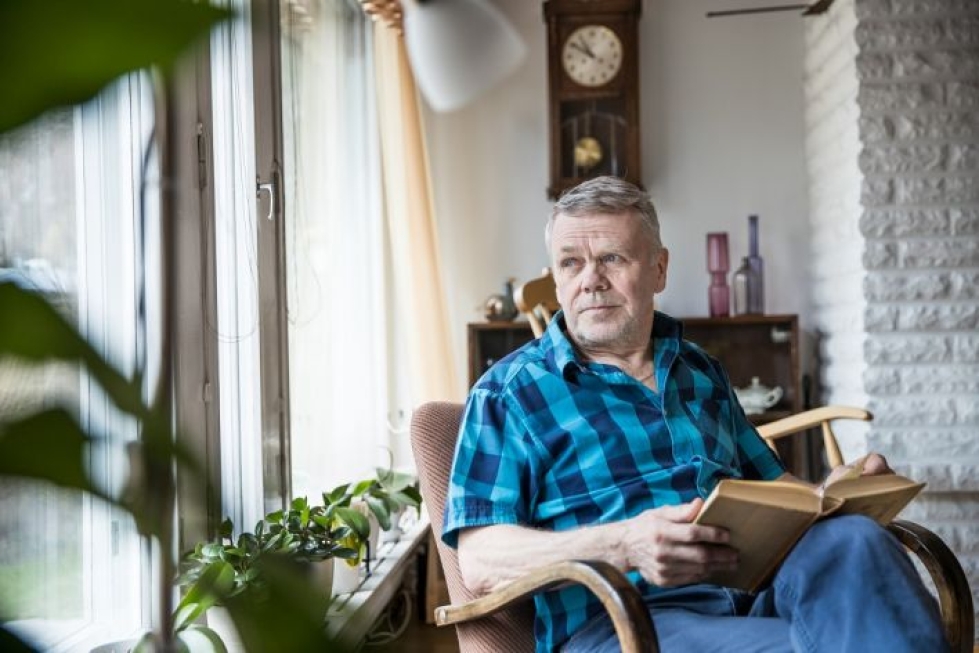 Raimo Hulmia ei korona estä nauttimasta eläkeläisen elämästä. Hyvä kirja ja musiikin kuuntelu tuo nautintoa.
