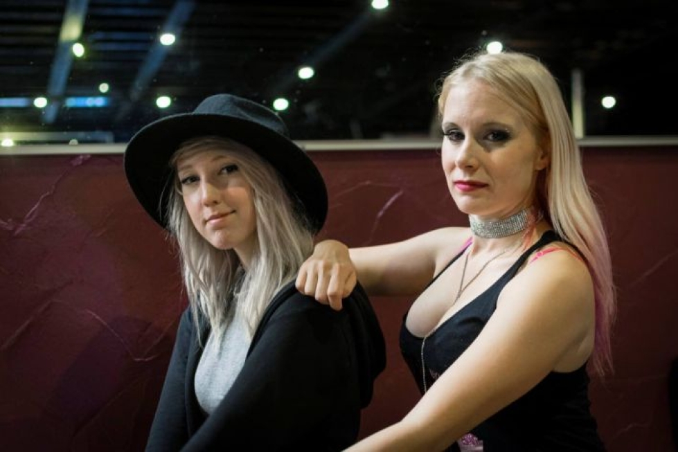 Tiia ja Johanna kuuluvat Lamourettes-tanssiryhmään. He esiintyivät Jyväskylässä viimeksi syyskuussa.