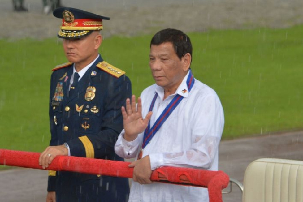 Filippiinien presidentti Rodrigo Duterte yhdessä poliisipäällikkö Oscar Albayalden kanssa ennen tämän eroa. LEHTIKUVA/AFP