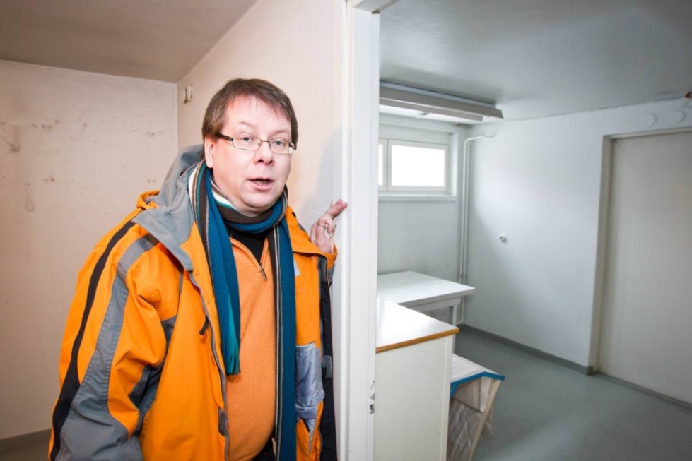 Isännöitsijä Toivo Korhonen Joen Isännöintipalvelusta esittelee Sairaalakadulla kerrostalon pyykinpesutiloja, jotka voitaisiin muuttaa esimerkiksi asunnoiksi tai toimistoiksi.
