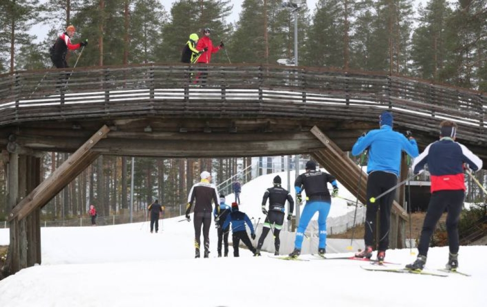 Kontiolahden jäähdytetty latu avattiin 15. lokakuuta ja väkeä oli heti paljon hiihtämässä.