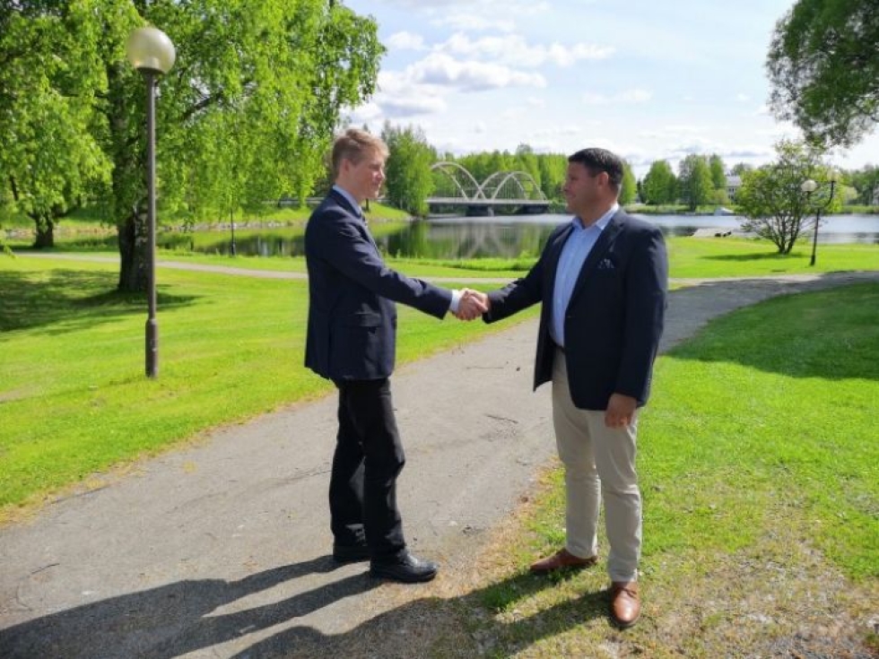 Lieksan kaupunginjohtaja Jarkko Määttänen ja Nokian Raskaat Renkaat Oy:n toimitusjohtaja Manu Salmi tapasivat Lieksassa.