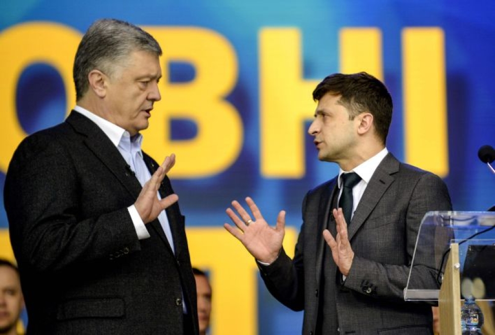 Nykyinen presidentti Poroshenko vaaliväittelyssä vastaehdokkaansa Zelenskyn kanssa perjantaina. Lehtikuva / AFP
