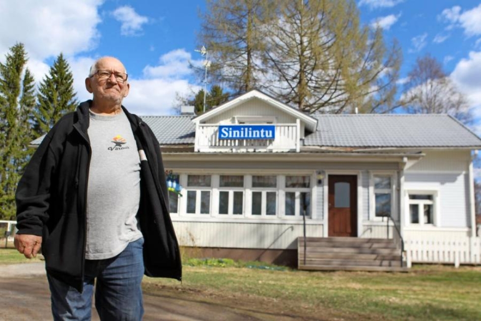 Raimo Tiittanen aloitti Sinilinnussa yrittäjänä vuonna 1995. Sinä vuonna Niiralan rajanylityspaikka avattiin kansainväliselle liikenteelle.