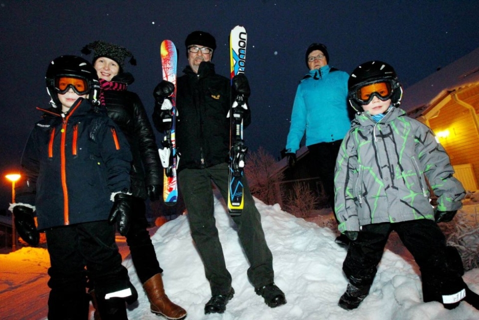 Elias ja Tiina Purmonen (vas.), Veikko ja Liisa Rouvinen sekä Aleksi Purmonen odottavat, että pääsevät yhdessä nauttimaan talvisista harrastuksista hiihtoloman aikana Tahkolla.