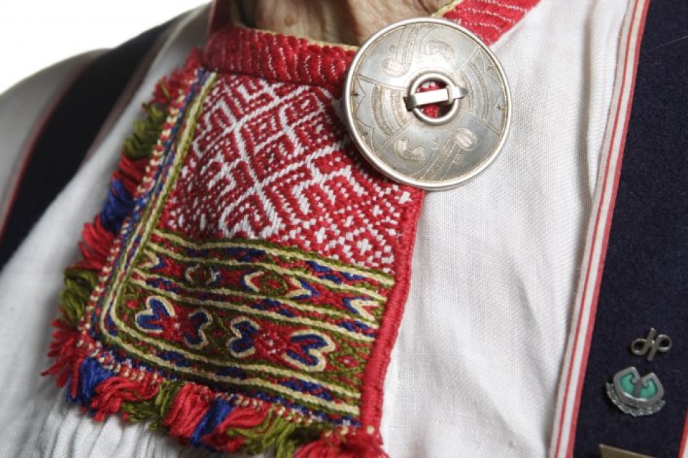 Enolaisen Eeva Ikosen Sakkolan pukuun kuuluu hopeinen paljinsolki.