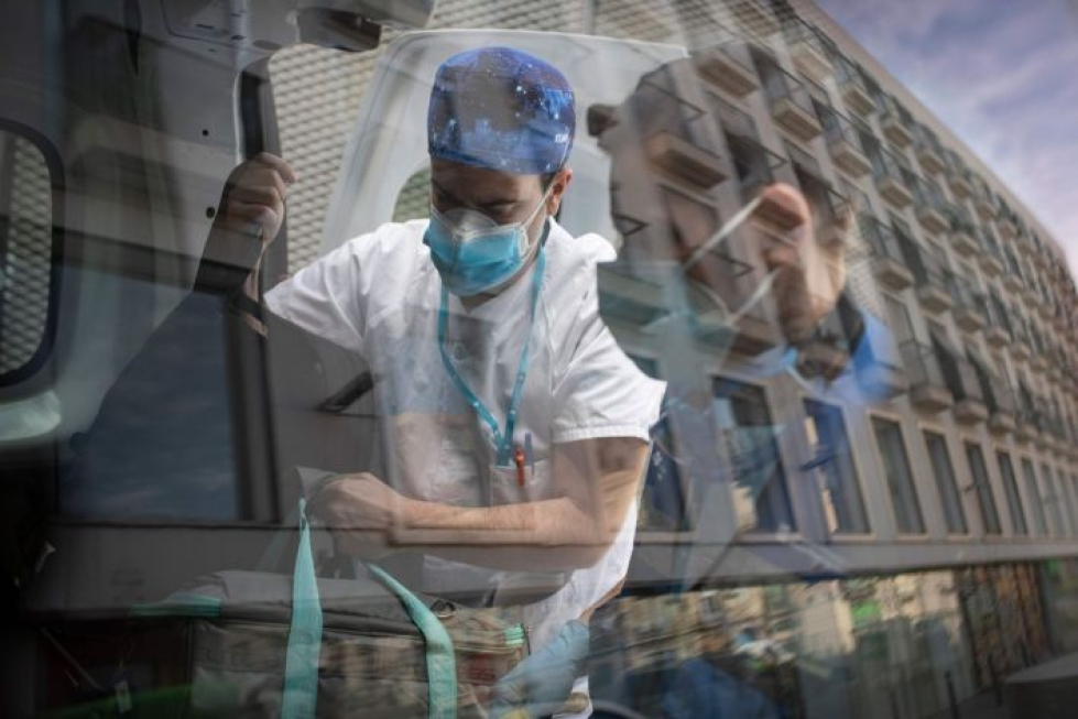 WHO:n mukaan vielä ei ole varmaa tietoa, miten immuniteetti koronavirusta vastaan syntyy ja kauanko se säilyy. Kuvassa terveydenhuollon työntekijöitä Espanjassa. LEHTIKUVA/AFP.